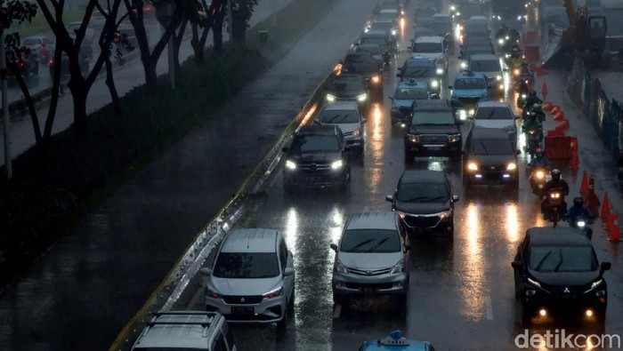 Hujan deras mengguyur kawasan Jakarta. Para pengendara yang melintasi Jalan Sudirman pun diimbau berhati-hati saat berkendara.