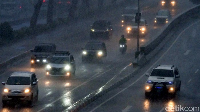 Hujan deras mengguyur kawasan Jakarta. Para pengendara yang melintasi Jalan Sudirman pun diimbau berhati-hati saat berkendara.