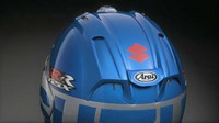 Tampak bagian belakang helm terlihat tulisan Suzuki yang cukup besar, logo Suzuki berwarna merah, serta logo Arai. Kemudian di bagian sisi kiri terdapat juga logo bertuliskan GSX-RR. Foto: dok. Suzuki