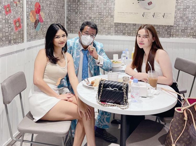 Hotman Paris Asyik Kulineran Bareng Aspri Cantik, Ini Momennya