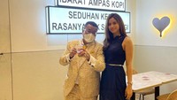 Hotman memuji kalau aspri-nya yang satu ini begitu seksi. Iapun senang ditemani aspri saat perkenalan produk minuman boba sultan.
