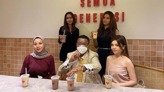 Hotman Paris Asyik Kulineran Bareng Aspri Cantik, Ini 10 Momennya