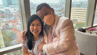 Tak hanya aspri, banyak juga kerabat dan kolega Hotman Paris yang cantik dan diajak foto bersama olehnya. Di Semarang, pria 62 tahun ini menikmati kopi bareng arsitek bernama Aida.  