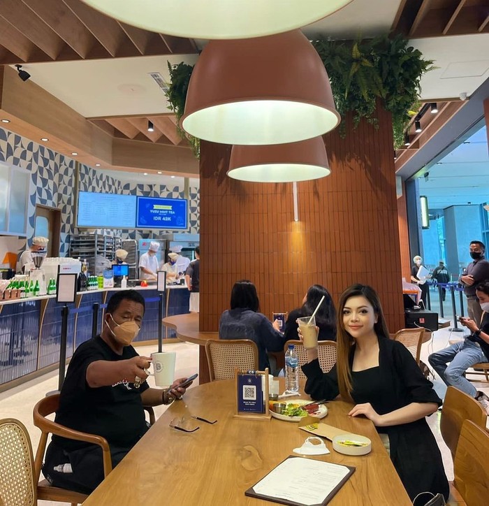Hotman Paris Asyik Kulineran Bareng Aspri Cantik, Ini 10 Momennya Hotman Paris Asyik Kulineran Bareng Aspri Cantik, Ini 10 Momennya
