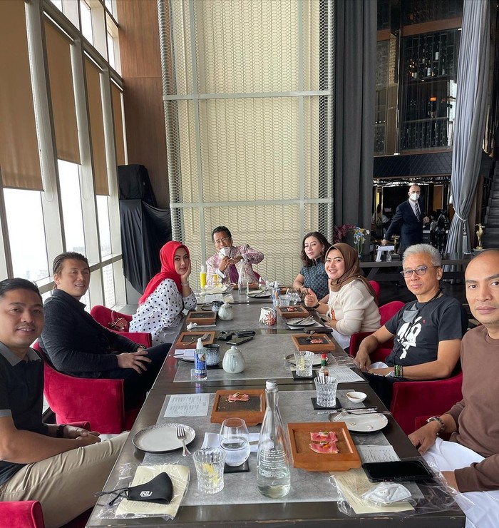 Hotman Paris Asyik Kulineran Bareng Aspri Cantik, Ini 10 Momennya Hotman Paris Asyik Kulineran Bareng Aspri Cantik, Ini 10 Momennya