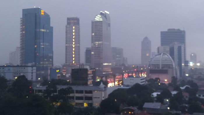 Hujan deras disertai petir dan kilat guyur Jaksel sore ini. (Foto: Adhyasta/detikcom)