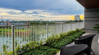 Nilai sewanya juga sekitar Rp. 3,5 juta per bulan. Investor pun dapat mengharapkan keuntungan (return) sekitar 8-9 persen per tahunnya. Benar-benar investasi menggiurkan. Keuntungan pangsa pasar penyewa Apartemen Pacific Garden sangat besar, sekitar 12.000 mahasiswa. Nilai investasi mulai dari Rp. 600 juta-an per unit untuk Type Studio. 