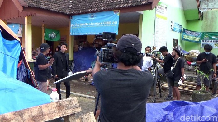 Ini Syuting Sinetron di Pengungsian Semeru yang Bikin Miris Warga Syuting sinetron Terpaksa Menikahi Tuan Muda (TMTM) disesalkan banyak pihak karena digelar di area pengungsian Erupsi Semeru. Syuting itu dinilai tidak etis.
