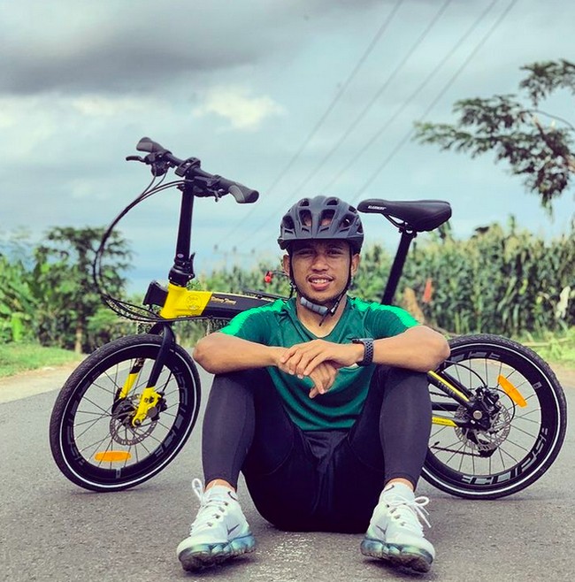 Irfan Jaya juga mengoleksi Nike Vapormax. Sneakers dengan sol transparan ini menemani gaya Irfan saat gowes santai. (Foto: Instagram/irfanjayaji41)