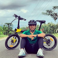 Irfan Jaya juga mengoleksi Nike Vapormax. Sneakers dengan sol transparan ini menemani gaya Irfan saat gowes santai. (Foto: Instagram/irfanjayaji41)