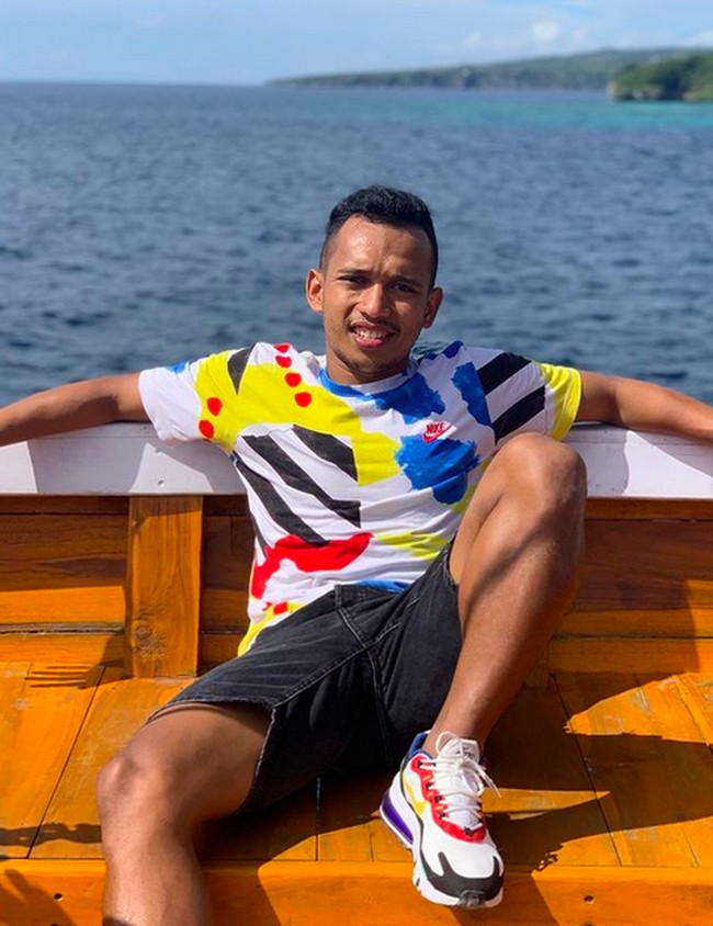 Salah satu gaya andalan Irfan Jaya memadukan sneakers dengan baju yang senada. (Foto: Instagram/irfanjayaji41)