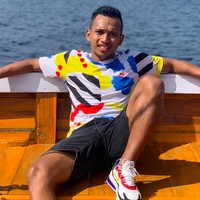 Salah satu gaya andalan Irfan Jaya memadukan sneakers dengan baju yang senada. (Foto: Instagram/irfanjayaji41)