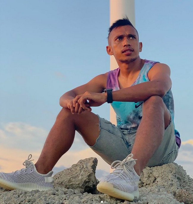 Tak cuma Nike, sneakers Adidas juga masuk di koleksinya. Salah satunya Yeezy berwarna putih ini. (Foto: Instagram/irfanjayaji41)