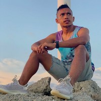 Tak cuma Nike, sneakers Adidas juga masuk di koleksinya. Salah satunya Yeezy berwarna putih ini. (Foto: Instagram/irfanjayaji41)