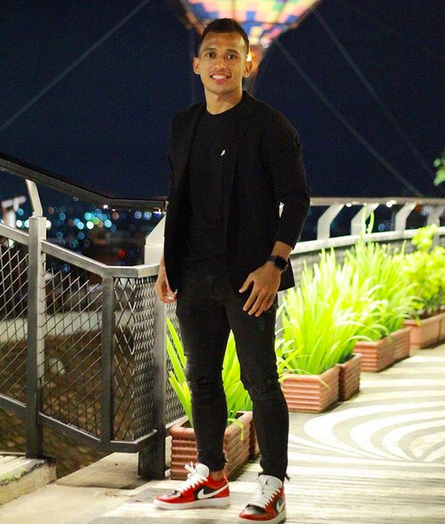 Ketika ingin bergaya lebih preppy, Irfan Jaya masih tetap mengandalkan sneakers. Kali ini giliran sepasang Nike Dunk Low merah mencolok.  (Foto: Instagram/irfanjayaji41)