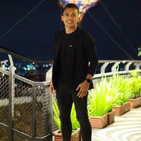 Ketika ingin bergaya lebih preppy, Irfan Jaya masih tetap mengandalkan sneakers. Kali ini giliran sepasang Nike Dunk Low merah mencolok.  (Foto: Instagram/irfanjayaji41)