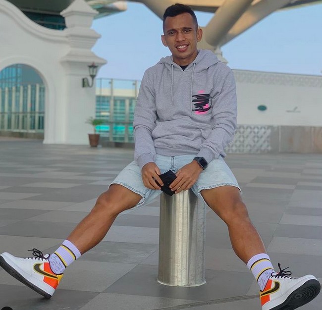 Nike Dunk Low berwarna putih dengan aksen oranye juga masuk di koleksi sneakers Persiban Bantaeng ini. (Foto: Instagram/irfanjayaji41)