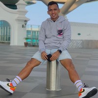 Nike Dunk Low berwarna putih dengan aksen oranye juga masuk di koleksi sneakers Persiban Bantaeng ini. (Foto: Instagram/irfanjayaji41)