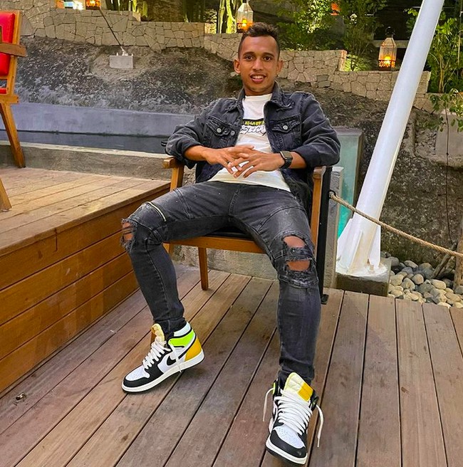 Salah satu sneakers yang sering dipakainya adalah sepasang Air Jordan dalam kombinasi warna hitam, hijau dan kuning. (Foto: Instagram/irfanjayaji41)