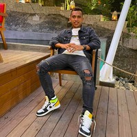 Salah satu sneakers yang sering dipakainya adalah sepasang Air Jordan dalam kombinasi warna hitam, hijau dan kuning. (Foto: Instagram/irfanjayaji41)