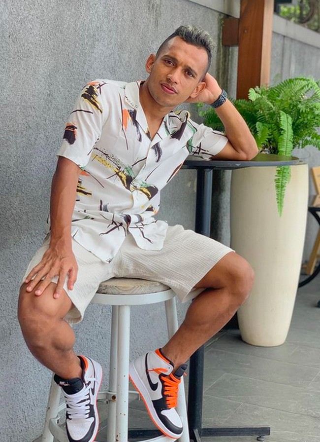 Ia juga memiliki Jordan berwarna hitam dan oranye. Di sebuah foto OOTD, sneakers tersebut menemani gaya ayah dua anak ini bercelana pendek dan kemeja. (Foto: Instagram/irfanjayaji41)