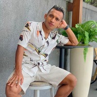 Ia juga memiliki Jordan berwarna hitam dan oranye. Di sebuah foto OOTD, sneakers tersebut menemani gaya ayah dua anak ini bercelana pendek dan kemeja. (Foto: Instagram/irfanjayaji41)