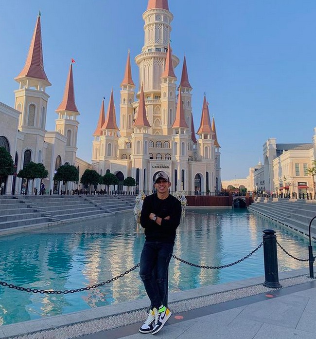 Di luar lapangan, Irfan Jaya diketahui doyan mengoleksi sneakers kekinian. Di Instagram, ia kerap mengunggah foto OOTD dengan sneakers kesayangannya. (Foto: Instagram/irfanjayaji41)