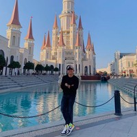 Di luar lapangan, Irfan Jaya diketahui doyan mengoleksi sneakers kekinian. Di Instagram, ia kerap mengunggah foto OOTD dengan sneakers kesayangannya. (Foto: Instagram/irfanjayaji41)