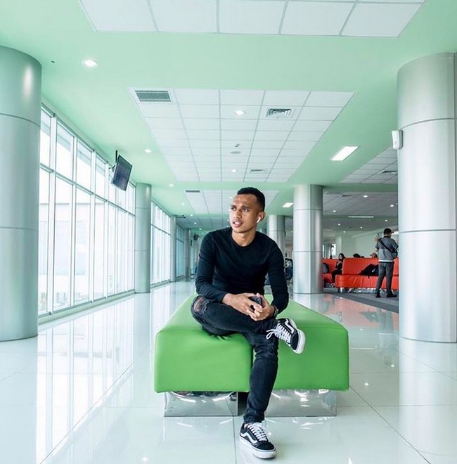 Vans klasik berwarna hitam juga disukai Irfan Jaya. Ia mengandalkannya saat berbusana serba hitam. (Foto: Instagram/irfanjayaji41)