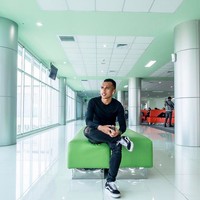 Vans klasik berwarna hitam juga disukai Irfan Jaya. Ia mengandalkannya saat berbusana serba hitam. (Foto: Instagram/irfanjayaji41)