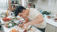Aktor yang memiliki nama lengkap Leonardo Jabadan Consul ini memiliki hobi masak. Ia jago membuat aneka masakan sampai dessert enak. Foto: Instagram @consulleo