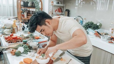 Jago Masak, Aktor Tampan Leo Consul Punya Buku Masak Sendiri
