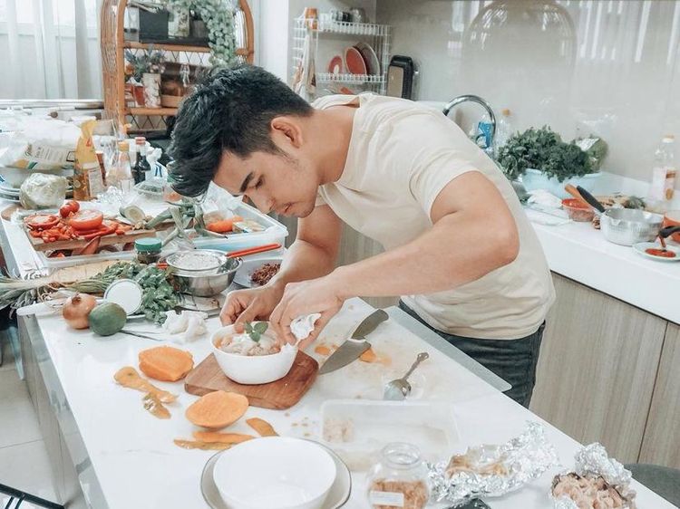 Jago Masak, Aktor Tampan Leo Consul Punya Buku Masak Sendiri