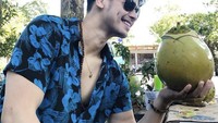 Suka dengan es kelapa, Leo tentunya tak akan melewatkan kesempatan untuk menyantap es buah segar yang satu ini. Foto: Instagram @consulleo