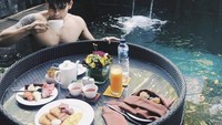 Berlibur di tengah-tengah kesibukannya, Leo memilih menu sarapan dengan gaya floating breakfast lengkap dengan menu hash brown, sosis sampai buah segar. Foto: Instagram @consulleo