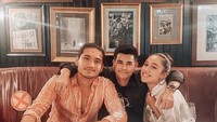 Masih dengan Giorgino dan Yasmin Harper, ketiganya kompak gelar acara makan malam bersama untuk menunjukkan kedekatan mereka. Foto: Instagram @consulleo