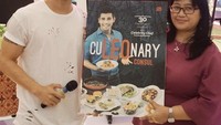 Memiliki buku masak berisi aneka resep yang dibuatnya. Leo dengan bangga meluncurkan ‘Culeonary Consul’. Foto: Instagram @consulleo