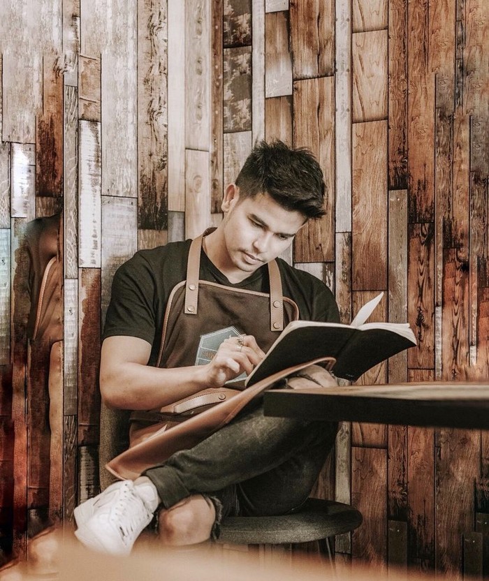 Jago Masak, Aktor Tampan Leo Consul Punya Buku Masak Sendiri
