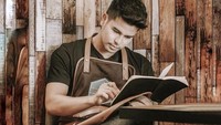 Terakhir ini gaya Leo jika sedang menjadi barista yang jago meracik aneka kopi.  Foto: Instagram @consulleo