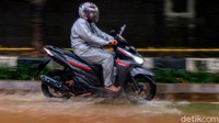Hujan deras yang mengguyur wilayah Jakarta siang ini menyebabkan jalan di kawasan Semanggi yang mengarah ke Jalan Gatot Subroto, Jakarta, ini tergenang.