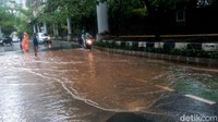 Salah satu titik jalanan tampak tergenang.