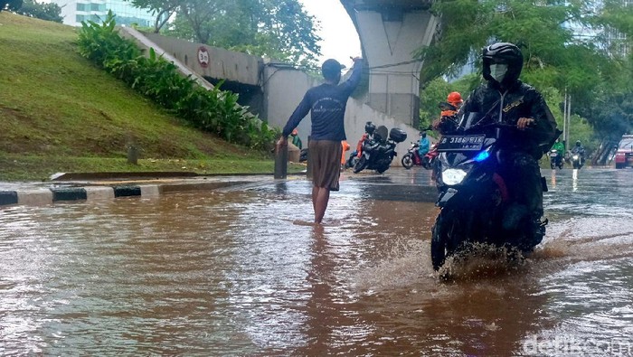 Jakarta Diguyur Hujan, Jalan di Semanggi Arah Gatsu Tergenang Hujan deras yang mengguyur wilayah Jakarta menyebabkan Jalan dekat Semanggi yang mengarah ke Gatot Subroto tergenang. Berikut penampakannya.