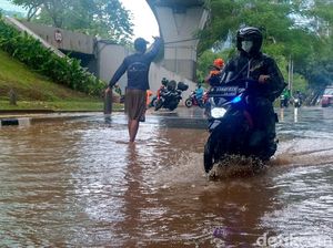 Jakarta Diguyur Hujan, Jalan di Semanggi Arah Gatsu Tergenang