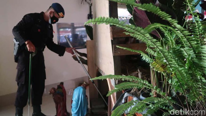 Jelang Natal, Gegana Sterilisasi Gereja di Bantul Tim Jibom Detasemen Gegana Satbrimob Polda DIY melakukan sterilisasi di beberapa Gereja di Bantul. Salah satunya Hati Kudus Tuhan Yesus (HKTY) Ganjuran.