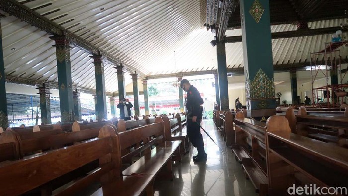 Jelang Natal, Gegana Sterilisasi Gereja di Bantul Tim Jibom Detasemen Gegana Satbrimob Polda DIY melakukan sterilisasi di beberapa Gereja di Bantul. Salah satunya Hati Kudus Tuhan Yesus (HKTY) Ganjuran.