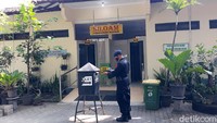 Namun petugas meminta umat yang datang saat misa tidak membawa jaket dan tas ke dalam gereja.