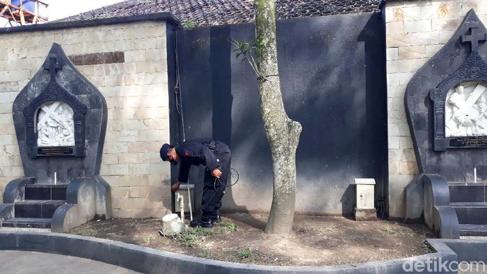 Jelang Natal, Gegana Sterilisasi Gereja di Bantul Tim Jibom Detasemen Gegana Satbrimob Polda DIY melakukan sterilisasi di beberapa Gereja di Bantul. Salah satunya Hati Kudus Tuhan Yesus (HKTY) Ganjuran.