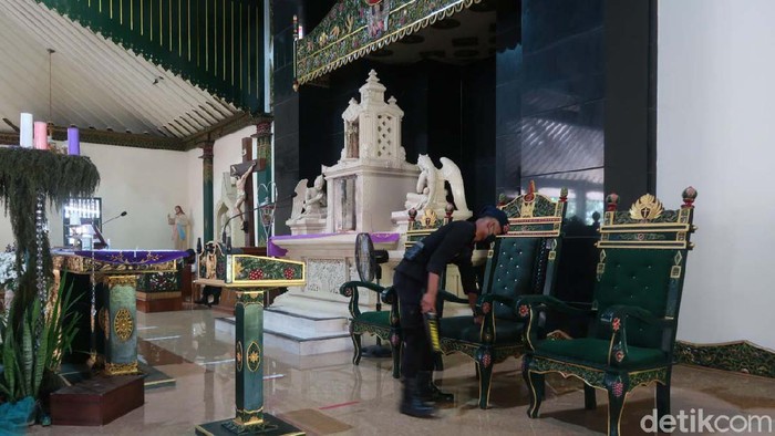 Jelang Natal, Gegana Sterilisasi Gereja di Bantul Tim Jibom Detasemen Gegana Satbrimob Polda DIY melakukan sterilisasi di beberapa Gereja di Bantul. Salah satunya Hati Kudus Tuhan Yesus (HKTY) Ganjuran.