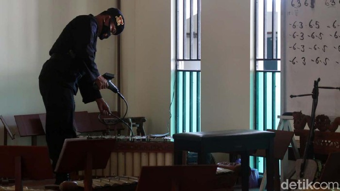 Jelang Natal, Gegana Sterilisasi Gereja di Bantul Tim Jibom Detasemen Gegana Satbrimob Polda DIY melakukan sterilisasi di beberapa Gereja di Bantul. Salah satunya Hati Kudus Tuhan Yesus (HKTY) Ganjuran.