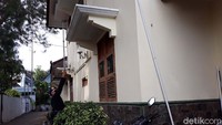 Petugas saat memeriksa tiap sudut Gereja HKTY Ganjuran menggunakan metal detector dan inspection mirror set.